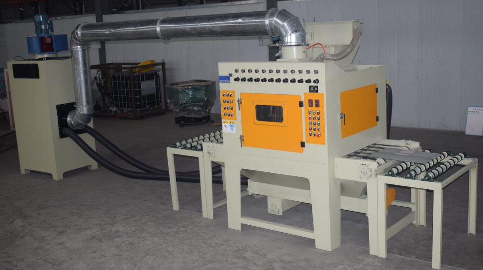 通過式自動(dòng)噴砂機(jī)，輸送帶自動(dòng)噴砂機(jī)-本機(jī)型是根據(jù)該產(chǎn)品而單獨(dú)設(shè)計(jì)的非標(biāo)準(zhǔn)機(jī)型，具有加工效率高，操作簡單，節(jié)約能耗，環(huán)保無污染，噴砂加工后···