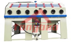 （非標(biāo)型）手動(dòng)液體噴砂機(jī)-噴砂設(shè)備特點(diǎn)： 騰博系列（非標(biāo)型）手動(dòng)液體噴砂機(jī)采用砂水混合磨料，使得加工工件表面更加細(xì)膩，同時(shí)減小了···